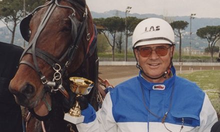 Il trotto piange Luciano Turi: se ne va il “toscanaccio” dal tocco magico in pista e l’ironia contagiosa fuori.